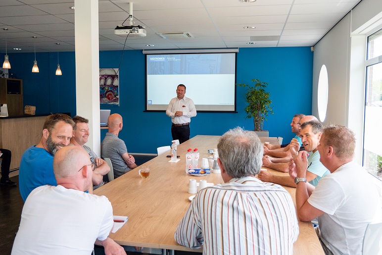 Een select gezelschap van ondernemers, technici en trainers. Dat zijn de AMT Topmonteurs, welkom geheten door AMT Product Owner Tom Polman in de kantine van Midtronics te Houten
